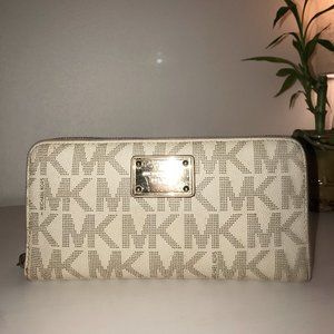Michael Kors Wallet. Make an Offer :)